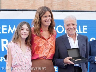 Soriano - Il premio Pietro Calabrese 2026 - Costanza Calabrese con la figlia Vittoria ed Enrico Montesano