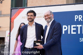 Soriano - Il premio Pietro Calabrese 2026 - Daniele Sabatini premia Giulio Cardone giornalista di Repubblica