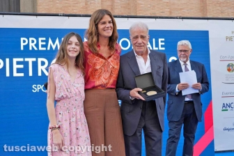 Soriano - Il premio Pietro Calabrese 2026 - Enrico Montesano con Costanza Calabrese e Vittoria Calabrese