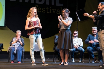 Premio Romiti Junior, la seconda classificata Giordana Feroce applaude la vincitrice Alice Fiorentini