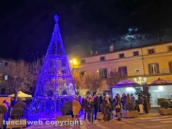 Il presepe di Mario Miralli e l’accensione dell’albero in piazza