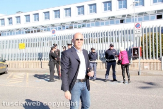 Il presidio degli anarchici fuori al tribunale