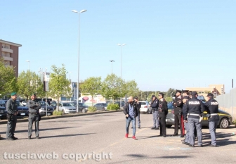 Il presidio degli anarchici fuori al tribunale