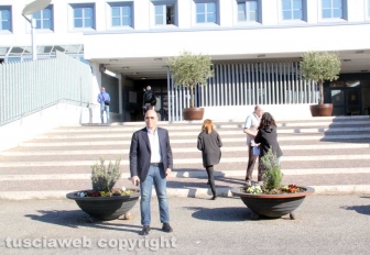 Il presidio degli anarchici fuori al tribunale