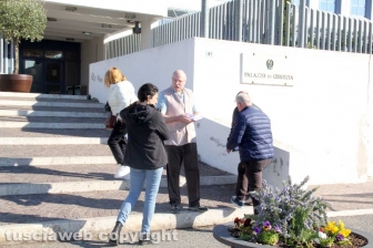 Il presidio degli anarchici fuori al tribunale