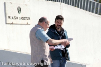 Il presidio degli anarchici fuori al tribunale