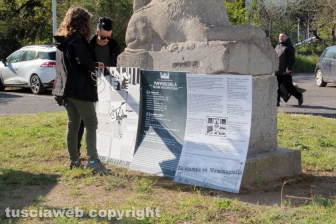 Il presidio degli anarchici fuori al tribunale