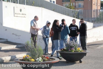 Il presidio degli anarchici fuori al tribunale