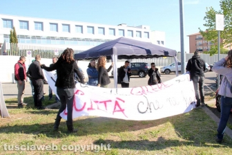 Il presidio degli anarchici fuori al tribunale