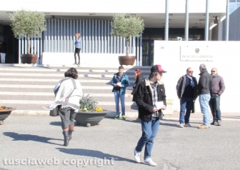 Il presidio degli anarchici fuori al tribunale