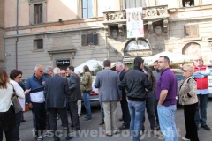 Il presidio in piazza del Comune