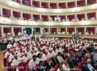Viterbo - Il raduno dei facchini di Santa Rosa al teatro dell'Unione