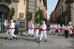 I facchini arrivano a piazza del Comune