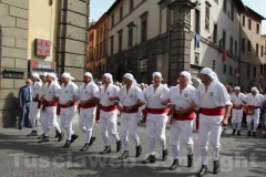 I facchini arrivano a piazza del Comune