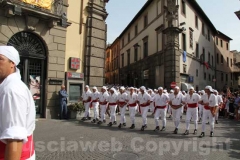I facchini arrivano a piazza del Comune