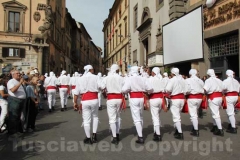 I facchini arrivano a piazza del Comune