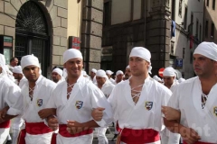 I facchini arrivano a piazza del Comune