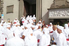I facchini arrivano a piazza del Comune