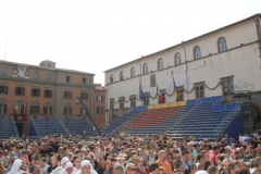 La gente in piazza del Comune