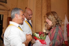 Mecarini e Rossi consegnano i fiori al prefetto