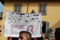Lo striscione a piazza delle Erbe in cui viene contestata la senatrice Allegrini