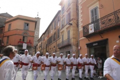 I facchini arrivano a piazza del Comune