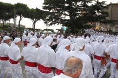 I facchini si dirigono verso la chiesa della Trinità