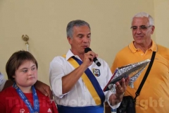 Mecarini consegna la targa all\'atleta Casagrande