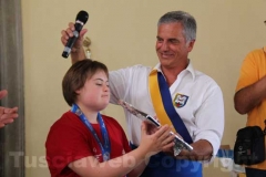Mecarini consegna la targa all\'atleta Casagrande