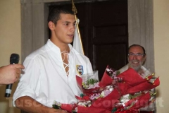 I facchini consegnano dei fiori per le donne presenti al raduno
