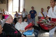 I facchini consegnano dei fiori per le donne presenti al raduno