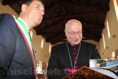 Marini insieme al vescovo