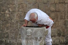 I facchini si preparano per la sfilata