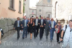 Le autorità sfilano coi facchini