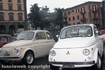 Il raduno delle Fiat 500 a piazza della Rocca