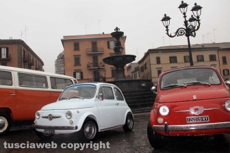 Il raduno delle Fiat 500 a piazza della Rocca