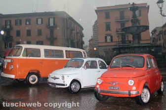 Il raduno delle Fiat 500 a piazza della Rocca