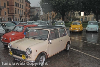 Il raduno delle Fiat 500 a piazza della Rocca