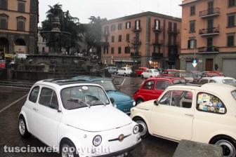 Il raduno delle Fiat 500 a piazza della Rocca