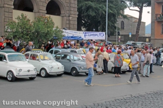 Il raduno delle Fiat 500 a piazza della Rocca