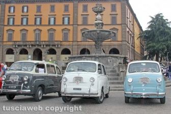 Il raduno delle Fiat 500 a piazza della Rocca