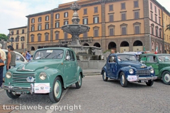 Il raduno delle Fiat 500 a piazza della Rocca