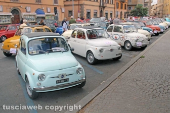 Il raduno delle Fiat 500 a piazza della Rocca