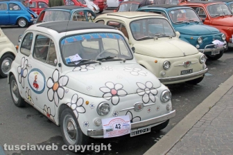 Il raduno delle Fiat 500 a piazza della Rocca