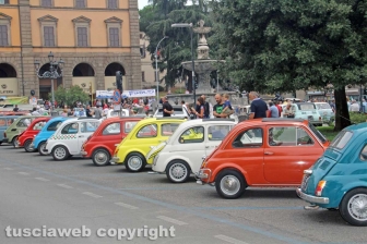 Il raduno delle Fiat 500 a piazza della Rocca