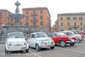 Il raduno delle Fiat 500 a piazza della Rocca
