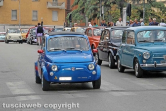 Il raduno delle Fiat 500 a piazza della Rocca