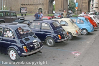 Il raduno delle Fiat 500 a piazza della Rocca