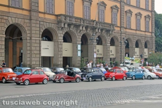 Il raduno delle Fiat 500 a piazza della Rocca