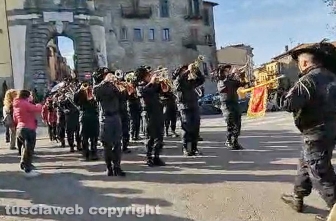 Il raduno provinciale dei bersaglieri con fanfare e labari